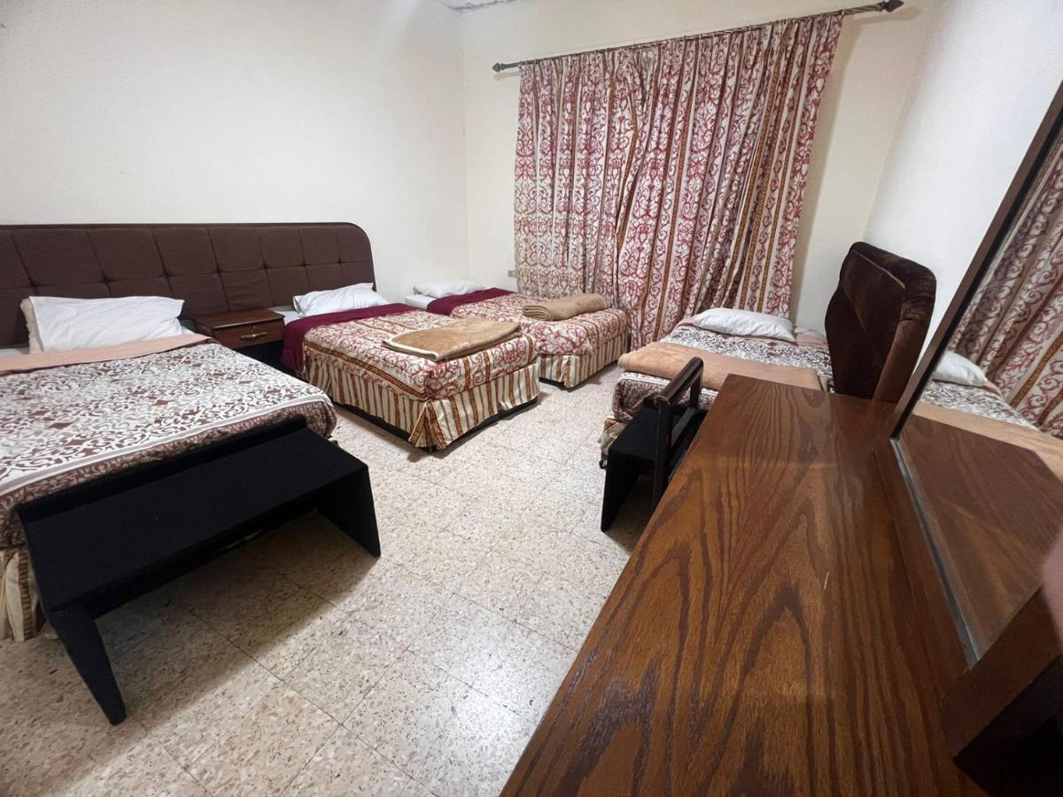 Auberge de jeunesse Student House à Madaba Extérieur photo